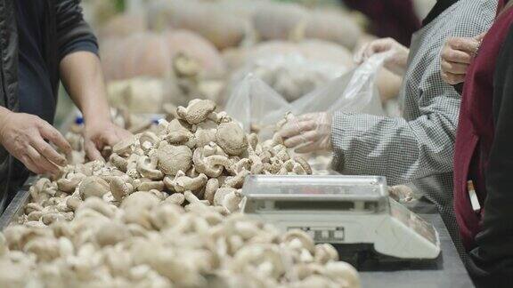 市场鲜活：菇类食材挑选与分拣过程 