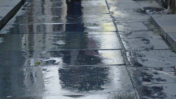 雨后静谧：古巷石板路与屋檐剪影 