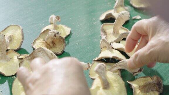 手工蘑菇加工艺术：从挑选到切割 