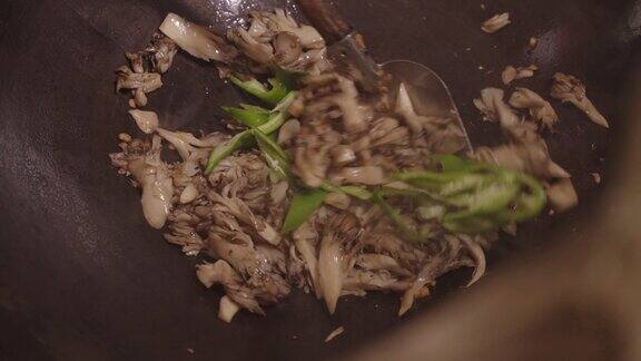 烹饪教学：香菇炒肉丝的制作过程