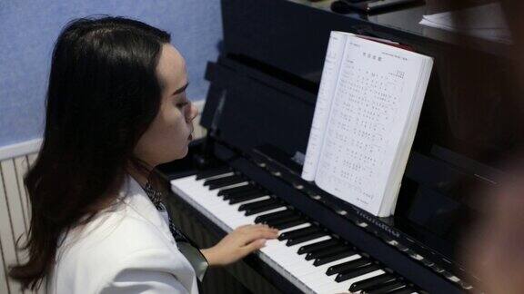 美女老师教唱高音弹钢琴