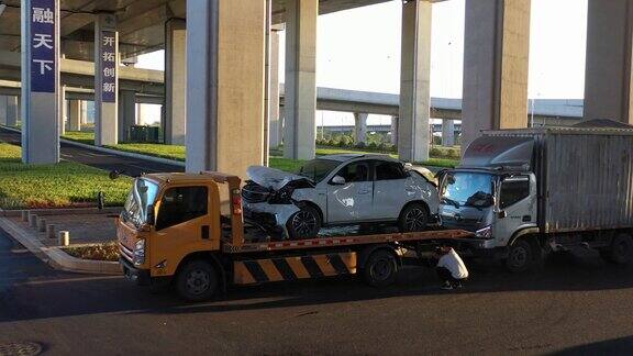 立交桥下拖车板车事故车