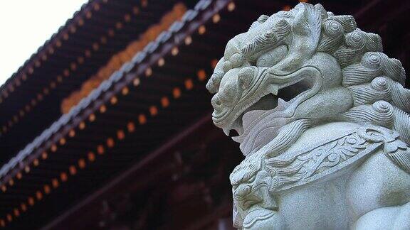 佛教寺院门前的大狮子
