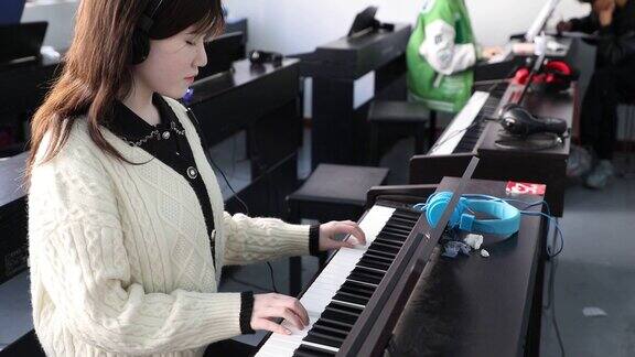 美女大学生弹钢琴/电子钢琴