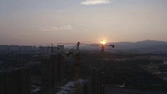 夕阳下建设中的城市工地