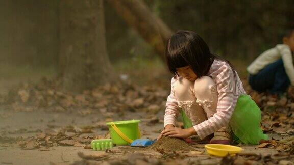 小女孩在公园玩泥沙