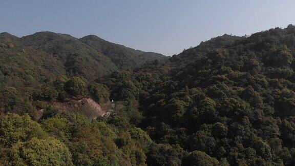 汽车驶过大山里的公路