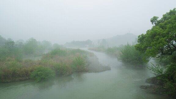 下雨后的山川河流