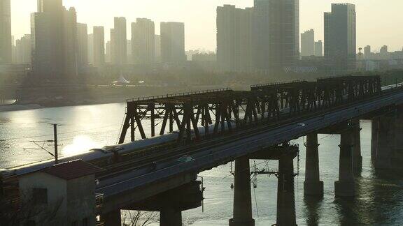 赣江大桥老式绿皮火车经过