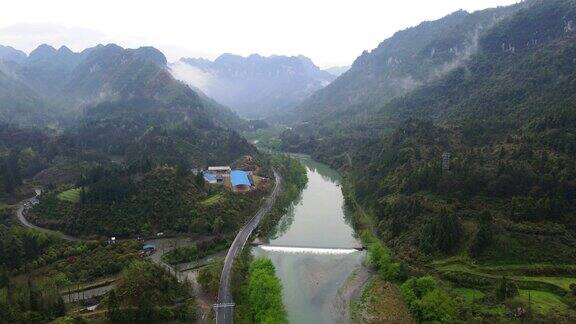 湖南湘西吉首段山岭谷中的河流和公路
