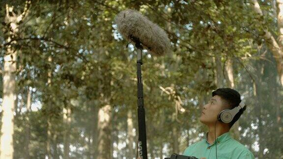 男子在树林录制大自然的声音