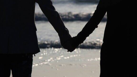 海边情侣浪漫日出时间约会