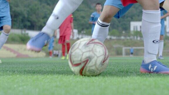 中学学生踢足球