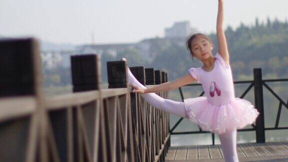 公园芭蕾舞小女孩跳舞