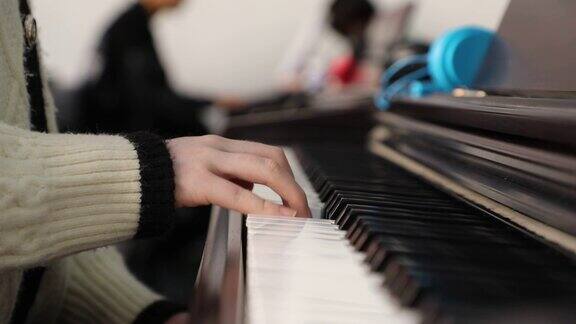 美女大学生在教室弹钢琴