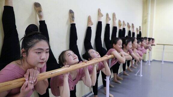 大学女生舞蹈教室基本功
