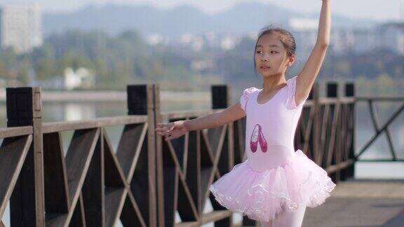 公园芭蕾舞小女孩跳舞