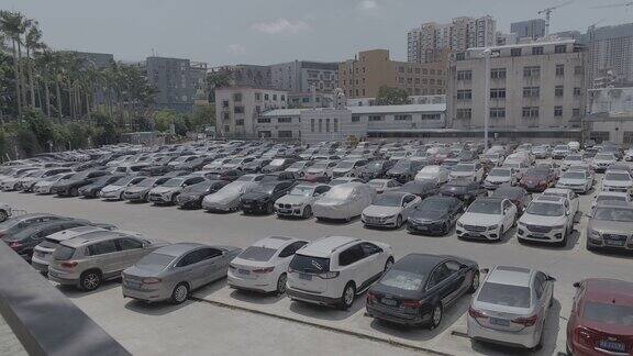 拥挤的停车场
