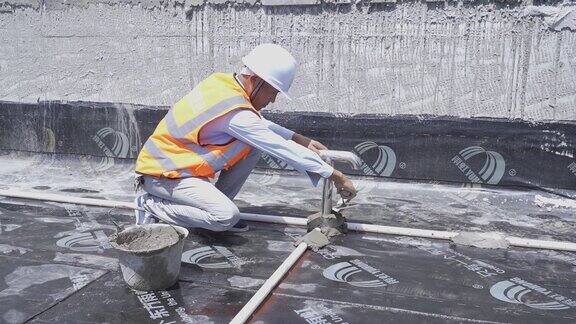 施工工人在铝模板上预埋定位止水节