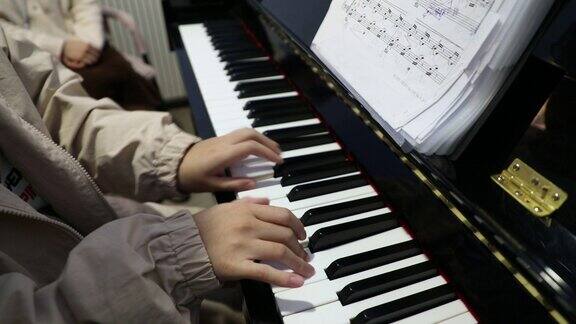 大学老师与学生练习弹钢琴