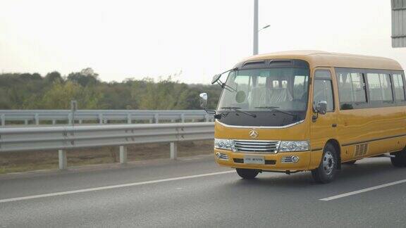 电网工程车行驶在公路上