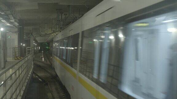 地铁离开站台的镜头
