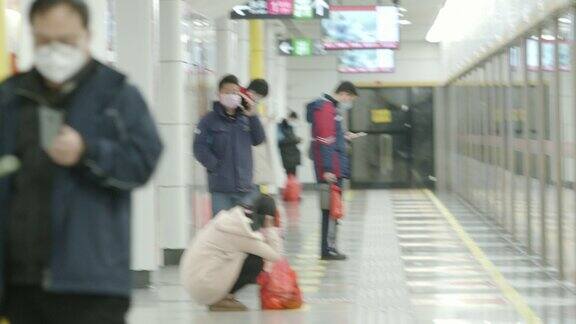 在地铁站台上等车的人们
