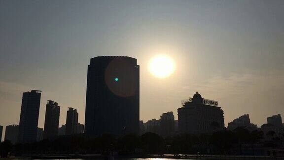 城市朝阳剪影