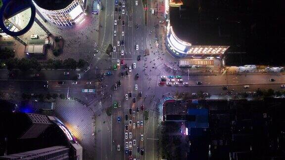 十字路口交通繁忙夜景