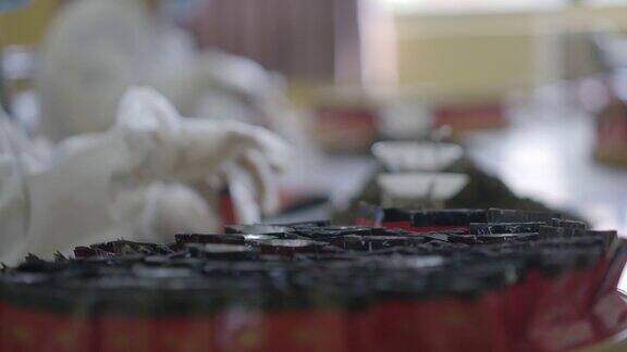 茶厂工人称重茶叶半成品包装