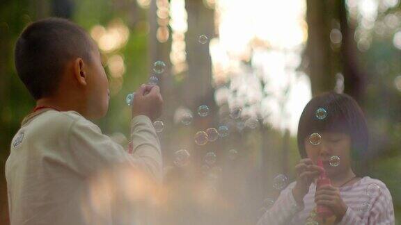 儿童在公园惬意的吹泡泡