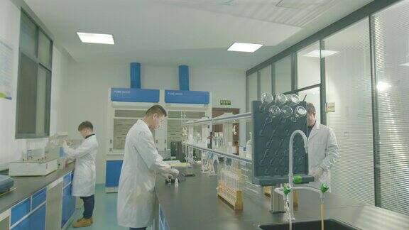 实验室检测水质实验画面