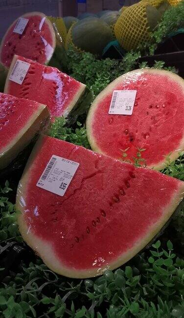 超市售卖的切成块的西瓜