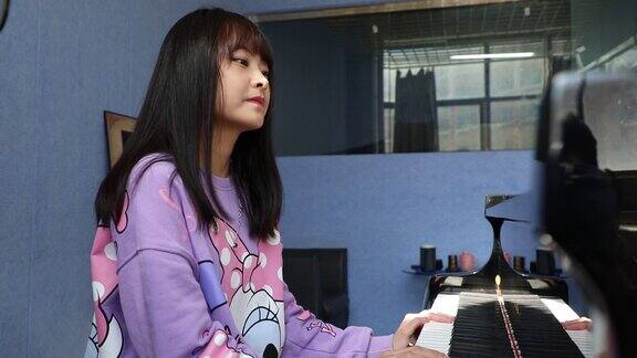 大学老师教女学生弹钢琴