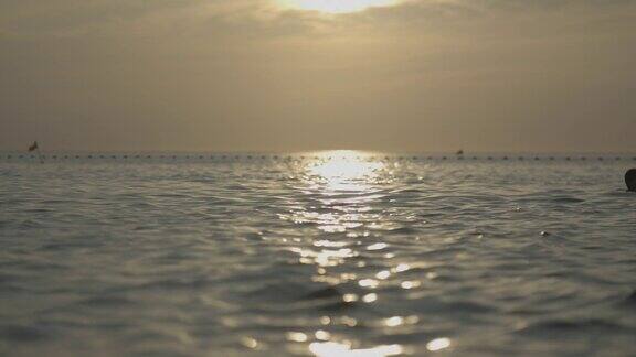 海边夕阳下游泳