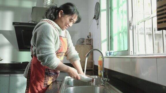一个女人洗碗的镜头