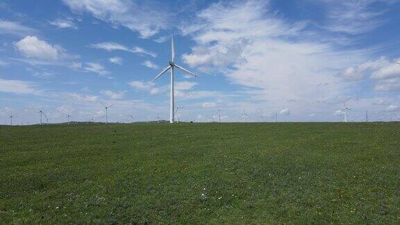 航拍 草原上的新能源项目风力发电厂 