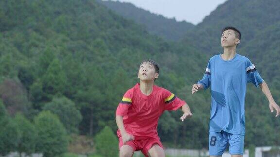 中学生踢足球