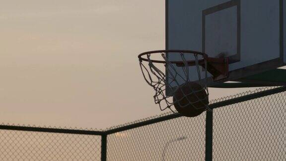 学校南昌二中学生篮球队队员打球写实