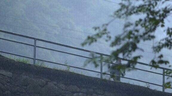 躲雨的人雨中奔跑