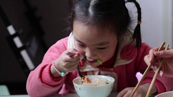 实拍儿童自己吃饭吃青菜