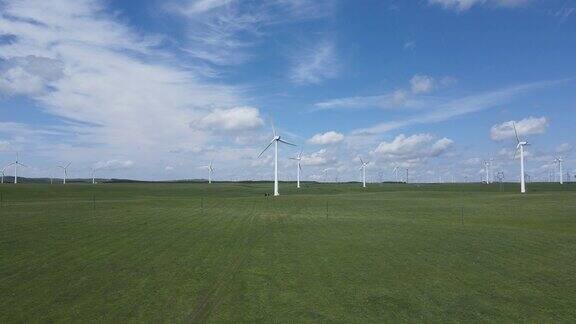 航拍 草原上的新能源项目风力发电厂 