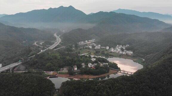 山间高速公路航拍