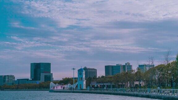 实拍上海浦东临港新片区滴水湖边节日延时