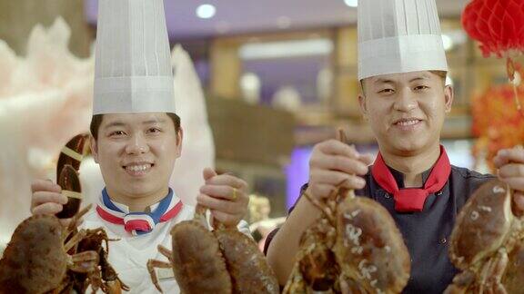 厨师展示帝王大螃蟹