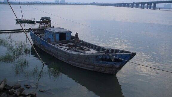 江河边破旧的渔船摇曳