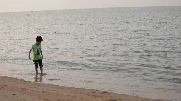 海边玩水的孩子