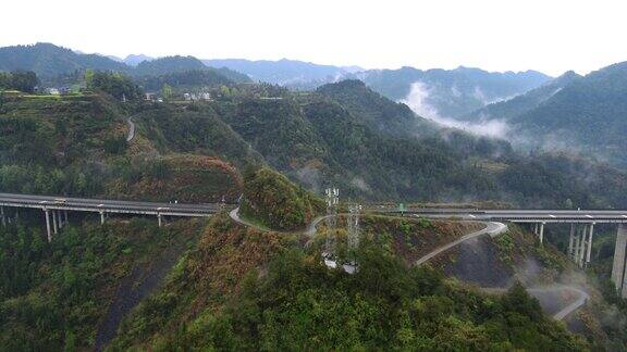 包茂高速湖南湘西吉首段，云雾中的高速公路