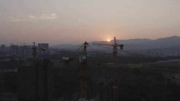 夕阳下建设中的城市工地