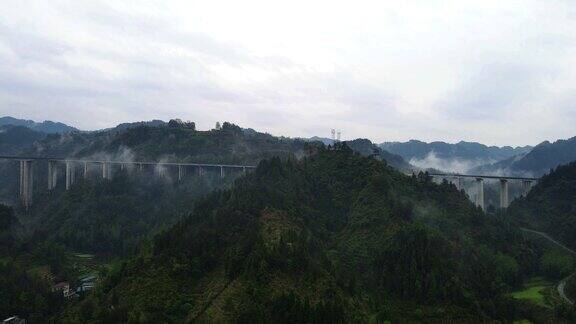 包茂高速湖南湘西吉首段，云雾中的高速公路